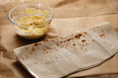Ermeni pide ekmeği, yumurta, peynir, baharat, ekşi krema yapma kolajı. sağlıklı atıştırmalık cipsler. Yedinci adım.