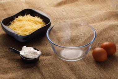 Ermeni pide ekmeği, yumurta, peynir, baharat, ekşi krema yapma kolajı. sağlıklı atıştırmalık cipsler. Adım bir..