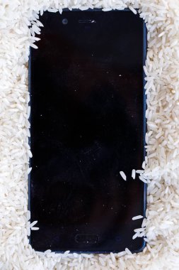 Telefon pirinç tarlasında. Telefon ıslandığında yapman gereken....