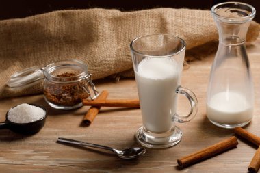 Adım adım Kore Dalgona kahvesi pişiriyorum. İlk katman süt ve buzu dök. 4. Adım