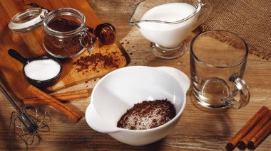 Adım adım Kore Dalgona kahvesi pişiriyorum. Kremalı kahve, su ve şeker. Adım 2.