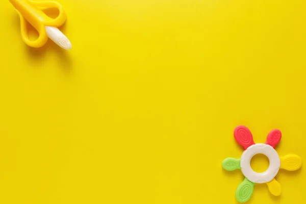 Juguetes Plástico Coloridos Diversos Para Bebés Fondo Amarillo Layout Espacio —  Fotos de Stock