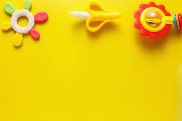 Juguetes Plástico Coloridos Diversos Para Bebés Fondo Amarillo Layout Espacio —  Fotos de Stock