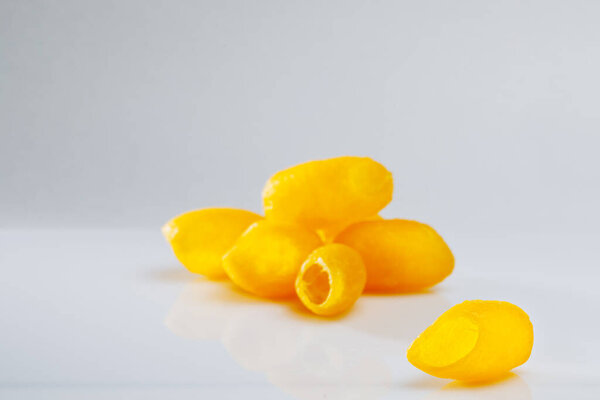 желтый кокон для очистки лица изолирован
.