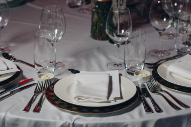 restoranda lüks sofra güzel masa ayarı