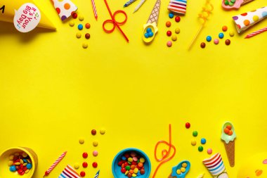 Metin için kopyalama alanı olan sarı arkaplan üzerinde düz bir doğum günü partisi kartı