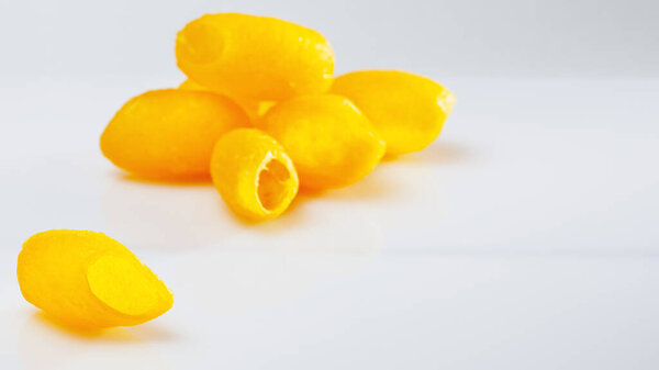 баннер из желтого кокона для очистки лица изолирован
