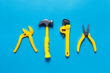 Oyuncaklar arka plan. Mavi arka plan üzerinde oyuncak araçları üstten görünüm.