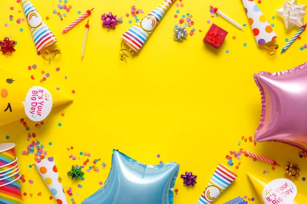 Flache Geburtstagskarte Auf Gelbem Hintergrund Mit Kopierplatz Für Text — Stockfoto