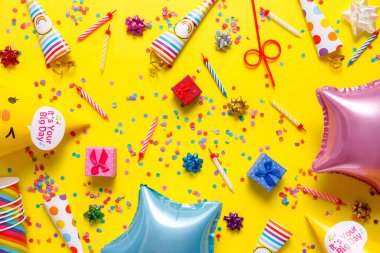 Metin için kopyalama alanı olan sarı arkaplan üzerinde düz bir doğum günü partisi kartı.