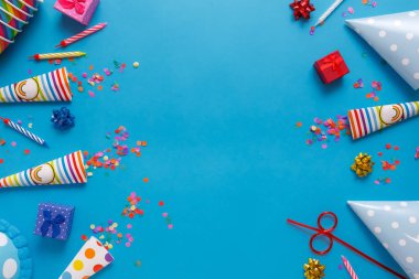 Mavi arka planda yassı bir doğum günü partisi kartı. metin için kopyalama alanı ile.