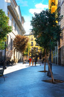 Madrid, İspanya 'da eski rahat caddede yürüyen üç yaşlı kadın..