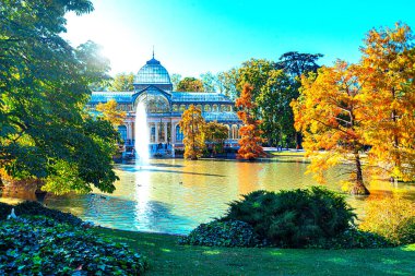 Madrid, İspanya 'daki Retiro Park' taki Kristal Saray veya Palacio de Cristal.