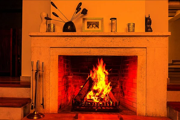 Holzverbrennung in einem gemütlichen Kamin zu Hause im Inneren. — Stockfoto