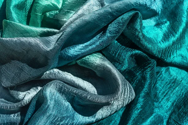 Foto de tela de seda en colores azules menta verde de moda como fondo de vacaciones textura . — Foto de Stock