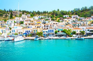 Güzel bir körfezde yelkenliler. Yunanistan 'ın Poros kentinin kıyısındaki Ege Denizi' nin turkuaz suyu.