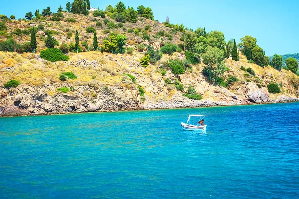 ギリシャの海岸にエーゲ海のターコイズブルーの水で伝統的な漁船. — ストック写真