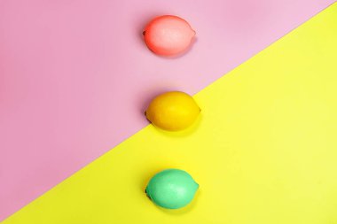 Parlak sarı ve pastel pembe arka planda limonlardan oluşan yaratıcı desen.