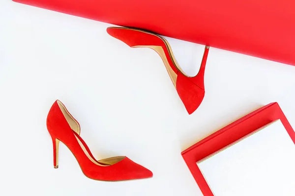 Komposisi pakaian Sepatu merah dan kotak hadiah . — Stok Foto