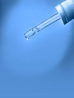 Bir damla serum ya da mavi klasik arkaplan üzerinde hiyalüronik asit olan bir boru..