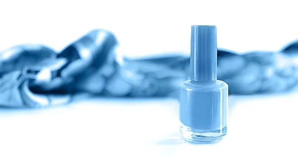 Uñas de color azul y botella sobre fondo blanco . —  Fotos de Stock