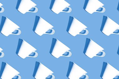 Klasik mavi arka planda kahve için beyaz fincanın kahve kalıbı.