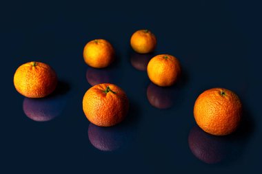 Mavi klasik arkaplanda turuncu mandalinalı kompozisyon.