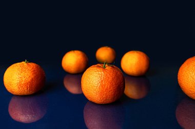 Mavi klasik arkaplanda turuncu mandalinalı kompozisyon.