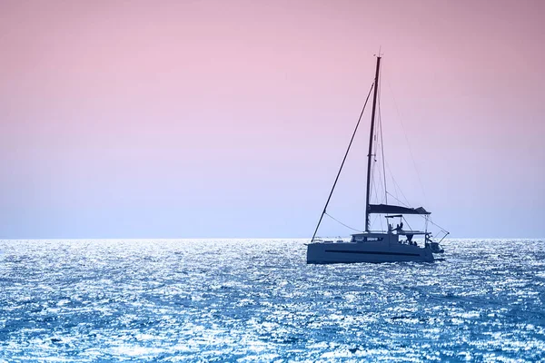 Velero en el mar azul abierto en Grecia, al atardecer . —  Fotos de Stock