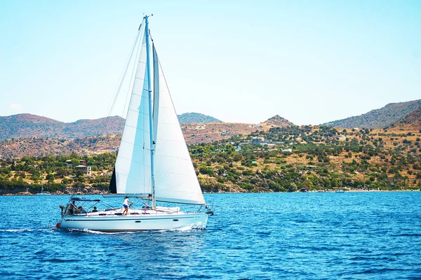 Velero en el mar azul abierto en Grecia . —  Fotos de Stock