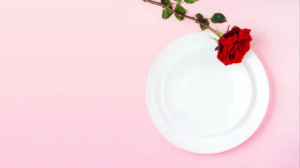 Romantické nastavení stolu pro Valentýna nebo večeře datum oslavy svatba. — Stock fotografie