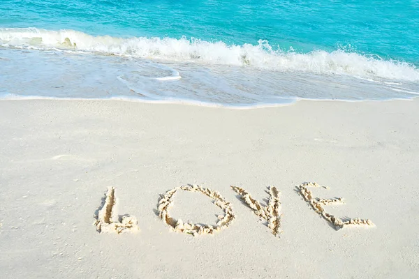 Amore sulla spiaggia di sabbia del mare . — Foto Stock