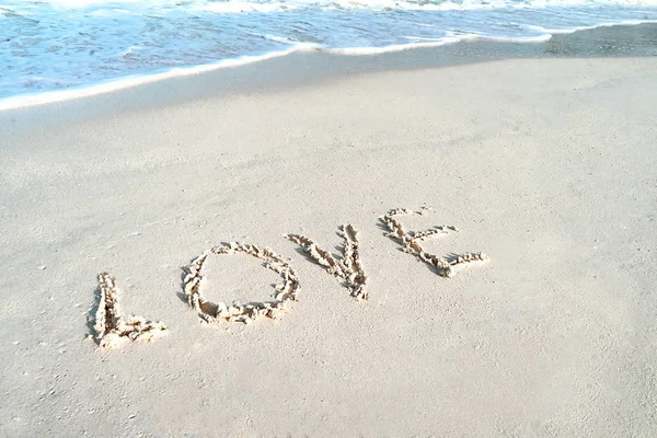 Amore sulla spiaggia di sabbia del mare . — Foto Stock