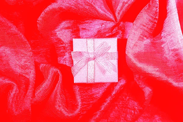 Caja de regalo de plata con textura de seda roja. Fondo para el día de San Valentín . — Foto de Stock