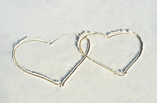 A forma di cuore sulla spiaggia di sabbia bianca gialla . — Foto Stock