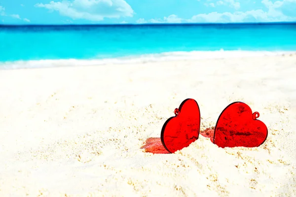 Cuori rossi sulla spiaggia di sabbia bianca gialla. Concetto d'amore per San Valentino . — Foto Stock