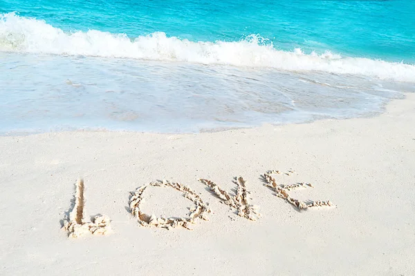 Amore sulla sabbia del mare. Concetto d'amore per San Valentino . — Foto Stock