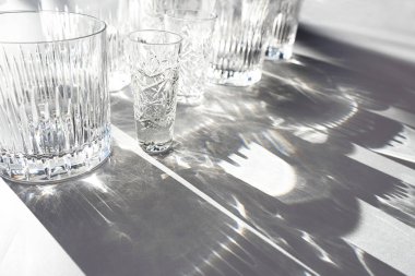 Gri beyaz arka planda gözlük ve gölgelerle yapılan moda desen.