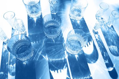 Klasik mavi arkaplanda gözlük ve gölgelerle yapılan moda renk deseni.