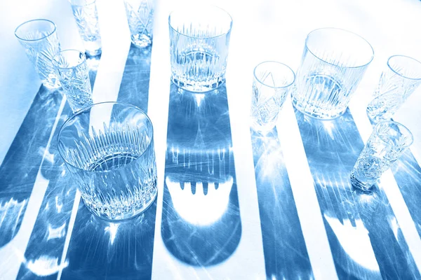 Μοντέρνο μοτίβο χρώματος με γυαλιά και σκιές σε κλασικό μπλε φόντο. — Φωτογραφία Αρχείου