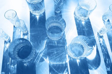 Klasik mavi arkaplanda gözlük ve gölgelerle yapılan moda renk deseni.