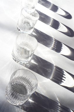 Gri arkaplanda gözlük ve gölgelerle yapılan moda desen.