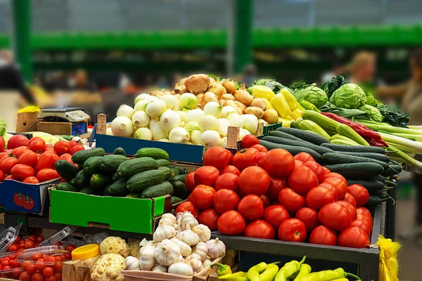 Femme achetant des fruits et légumes frais et biologiques au marché vert . — Photo