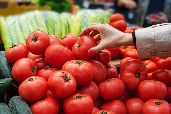 Friss és bio gyümölcsöt és zöldséget vásárló nő a zöld piacon. — Stock Fotó
