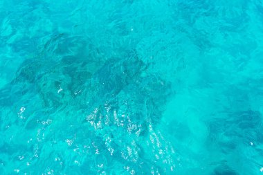 Tropik deniz, gündüz vakti mavi su. Yunanistan tatili.