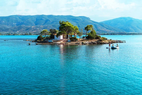 Happy family and friends resting on turquoise water of the Aegean Sea, Greece. — Stock Photo, Image