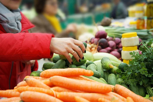 Ventas de frutas y hortalizas frescas y ecológicas en el mercado verde o en el mercado de agricultores . — Foto de Stock