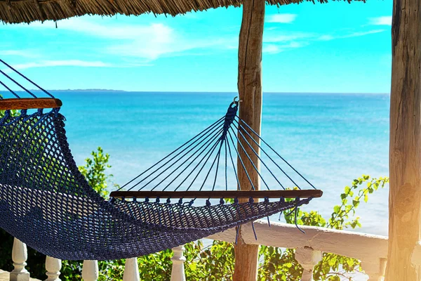 Vista panoramica di una bella giornata di sole sulla spiaggia tropicale sabbiosa delle Maldive . — Foto Stock