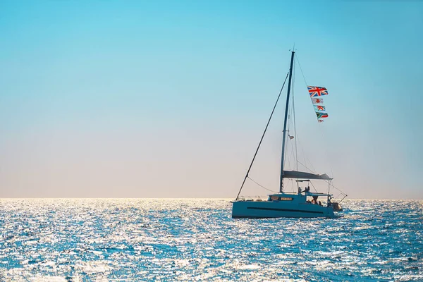 Voilier en pleine mer bleue en Grèce, au coucher du soleil . — Photo