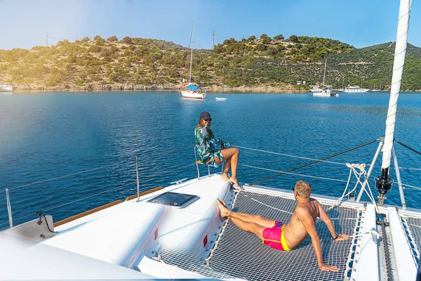 Fiatal boldog pár szórakozás egy vitorlás jacht a nyári vakáció. — Stock Fotó